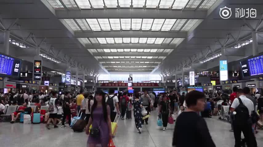 视频-上海虹桥火车站的垃圾分类有点尴尬：旅客这边