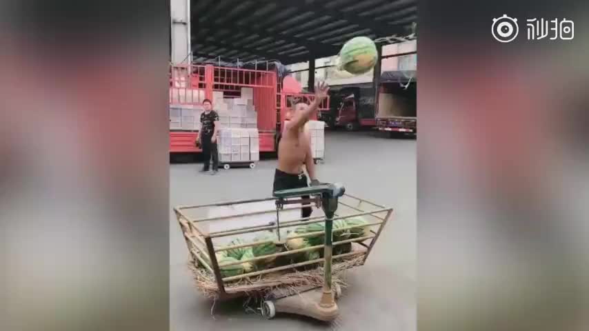 视频：被西瓜耽误的篮球高手！装卸工单手接西瓜走红