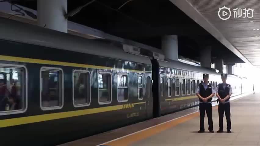 视频-男子列车霸座称“我是外国人”：趁旅客打水时