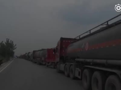 郑州凌晨拉沙车与水泥罐车相撞 一货车司机被挤身亡