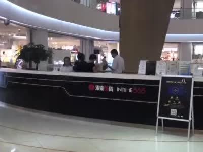 北京网红奶茶店卫生问题曝光续：执法人员到场取证