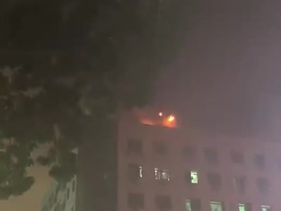 福田区第二人民医院楼顶着火！