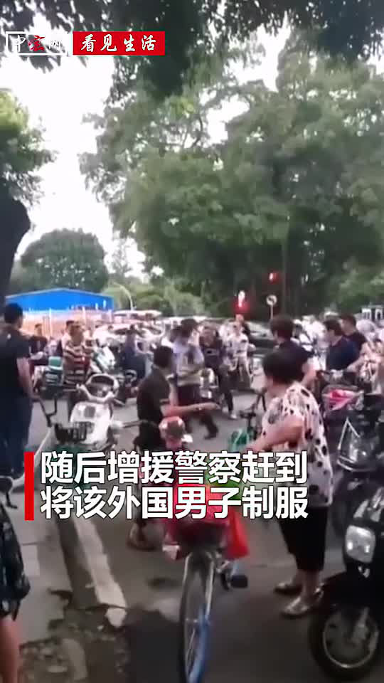 视频：外籍男子违规载人被拦停 怒吼推搡打骂交警暴