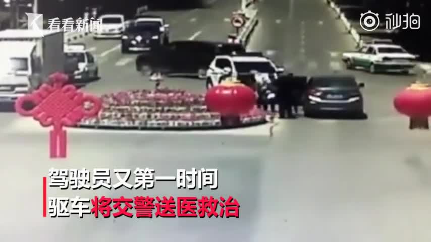 视频：交警中暑晕倒 过路司机停车热心群众飞奔救助