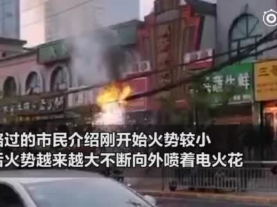 郑州一电线着火火花四溅，现场噼里啪啦吓坏众人