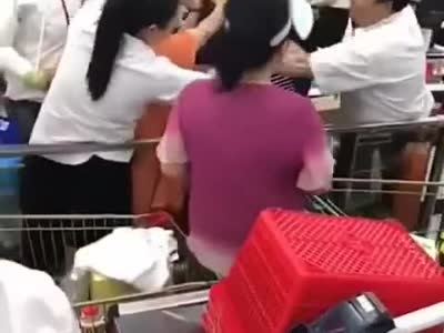 安徽芜湖欧尚店庆，购物打折，两位女士因为排队顺序发生肢体冲突