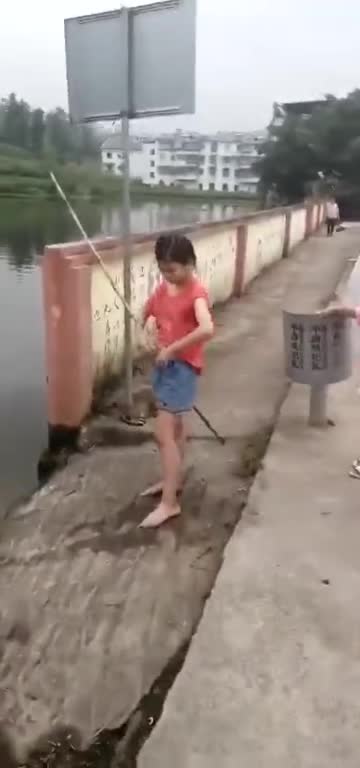 视频：池塘边传来呼救声 重庆一副镇长救起落水女童