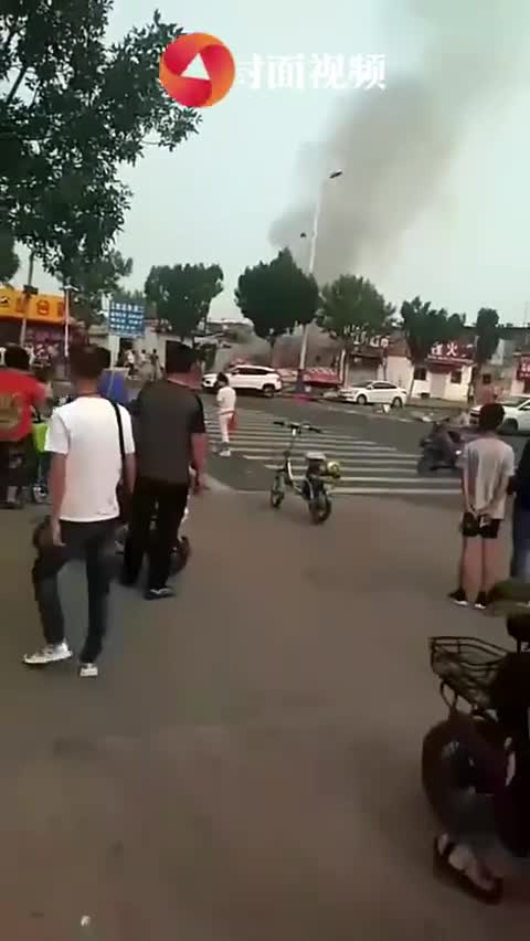 视频-河北沧州一小吃店液化气爆炸 屋顶被掀翻