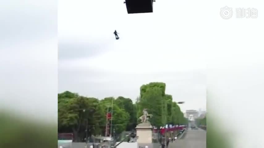 视频-法国国庆阅兵式上“飞行兵”的第一视角