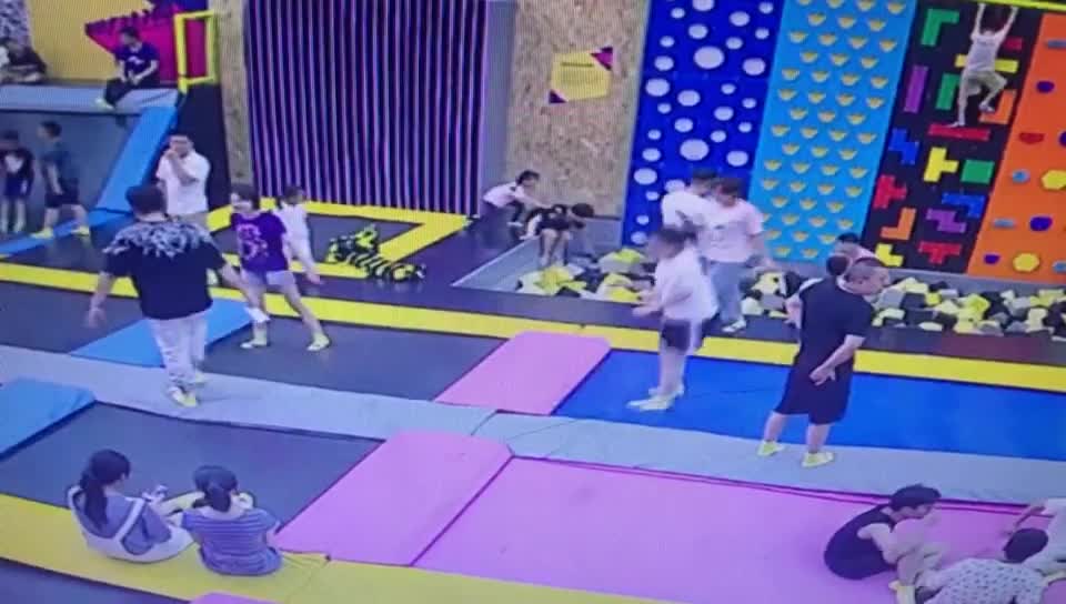 视频：10岁女孩玩网红蹦床摔断右腿 监控视频拍下