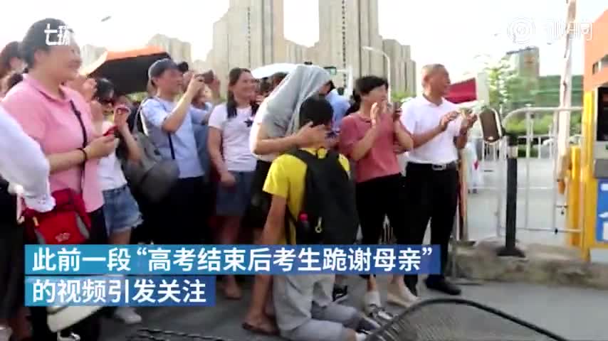 视频-安徽跪谢母亲考生考上北京邮电大学