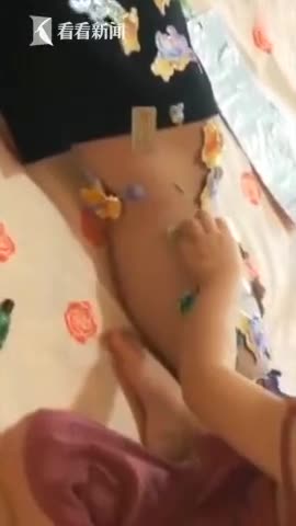 视频-戏精爸爸装睡 被3岁女儿用400张贴纸“封