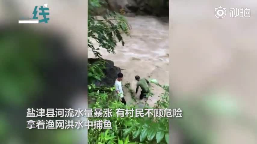 视频：云南昭通暴雨多地洪水肆虐 泥石流堵满半条街