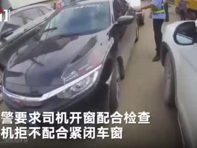 广西玉林套牌车被查 司机倒车强行推开警车逃逸
