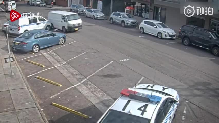 视频-面包车撞上警车后逃逸 警方意外从车内搜出价