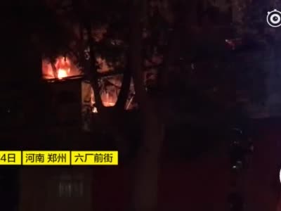 郑州一居民楼外配电箱爆燃如放“烟花” 200多住户暑夜断电