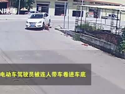 广东江门一男子骑电动车被卷入车底 10多名过路群众抬车救人
