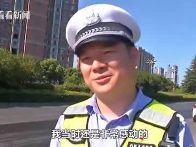 暖心！烈日下这位小男孩的举动，警察都被感动了，为他点赞！