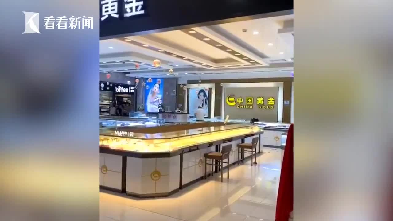 损失百万！女子拎哑铃砸金店 翡翠饰品狠狠扔在地上