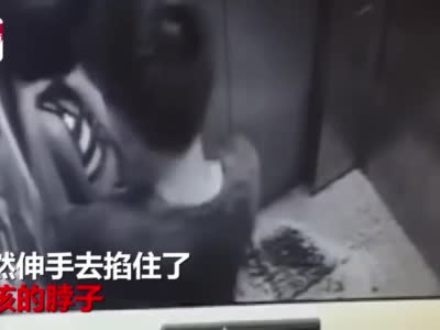 视频：男子电梯内手掐女孩脖子20余秒 监控拍下恐怖一幕