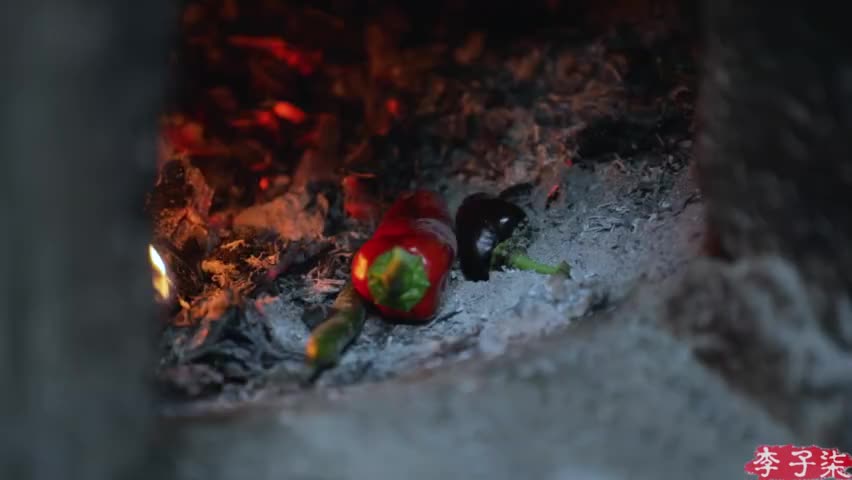 视频：李子柒挖竹笋做螺蛳粉 感受独特的山林美食