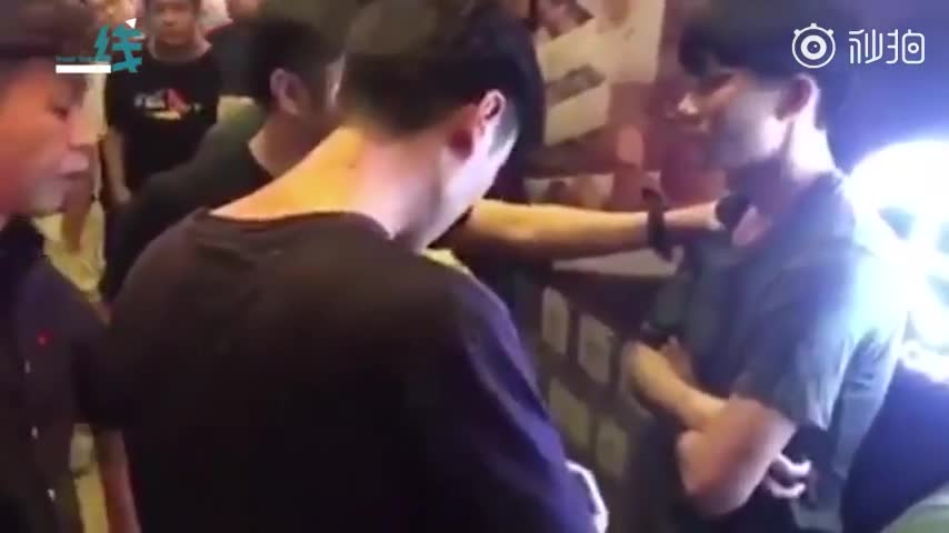 视频：香港浸大学生会长购高杀伤力激光笔还拒捕 警