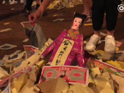 迷惑行为大赏：示威者在香港警察宿舍前扎小人、烧纸