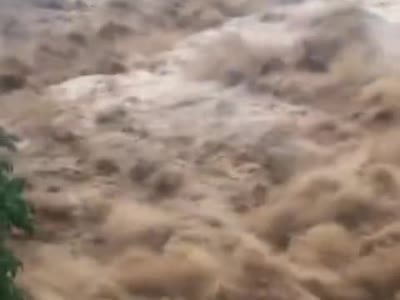 视频-台风利奇马吹来洪水 山东临朐句月湖亭被冲毁