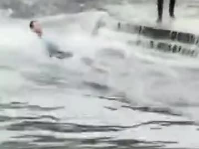 视频-山东济宁街头男子被大雨冲走 警民手拉手将人救起