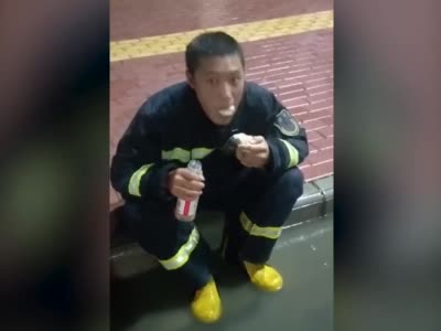 看哭了，00后消防员吃12个包子上热搜