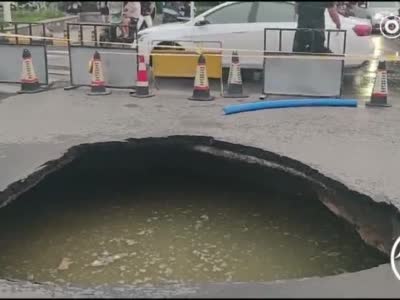 突发！郑州市区这条道路突然塌陷，4米大坑全是积水