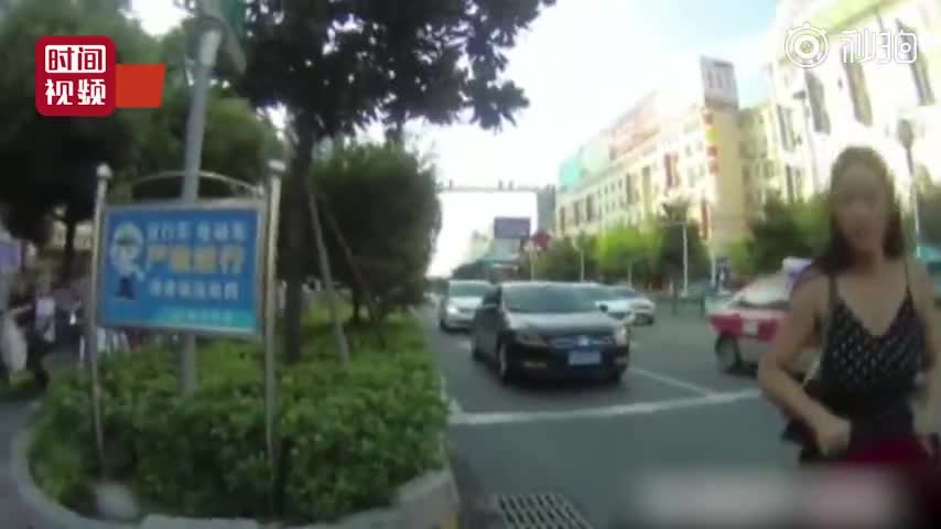 视频-年轻妈妈机动车道上推婴儿车 拒交罚款丢下孩