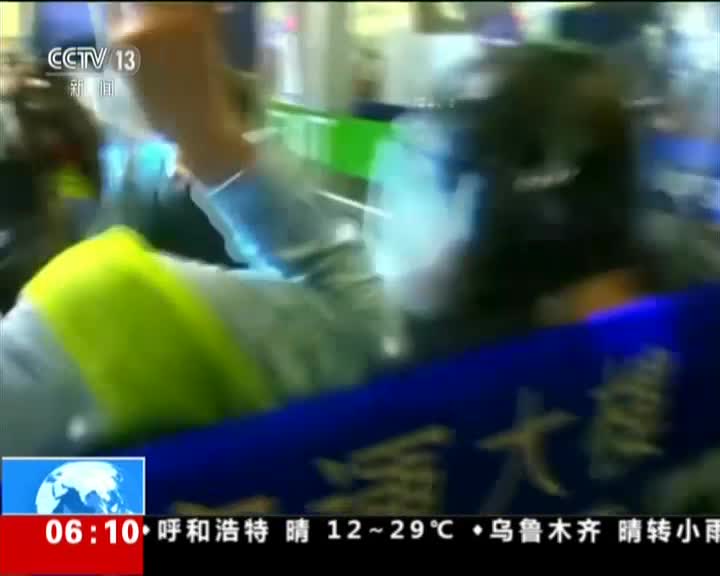 视频：香港警方召开记者会 严厉谴责激进示威者机场