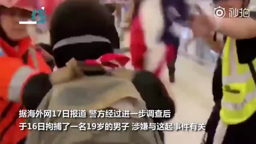 视频：暴徒举美国国旗追打担架上的付国豪 港警果断