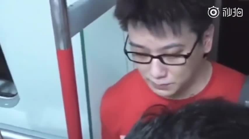 视频-上海游客被香港示威者无故骚扰殴打