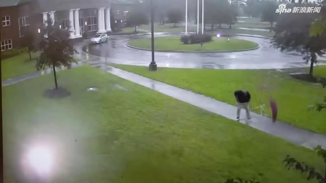 视频：暴风雨中撑伞回家 男子险被雷劈中