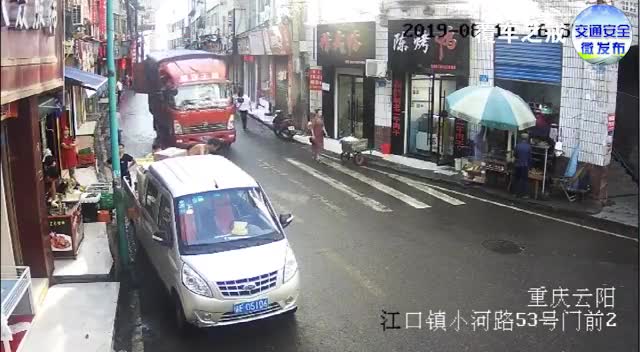 视频：货车行驶途中未关厢门 路边行人被当头一击