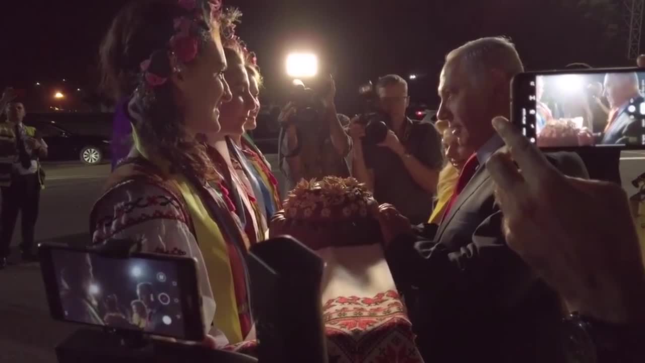 视频：以色列总理出访受面包欢迎 夫人拒吃直接扔地