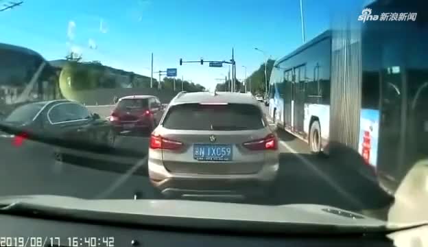 视频：网传北京一公交车出现蛇形走位 3次别停后方