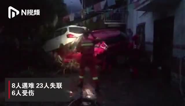 视频-汶川暴雨致三江镇房屋汽车被冲毁 消防连夜搜