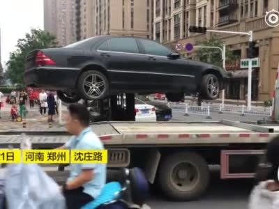 郑州街头200多万奔驰丢路边变僵尸车 任人划伤被叉车拖走