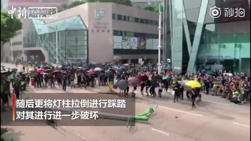 视频：缺德！香港激进示威者用电锯毁坏路灯灯柱