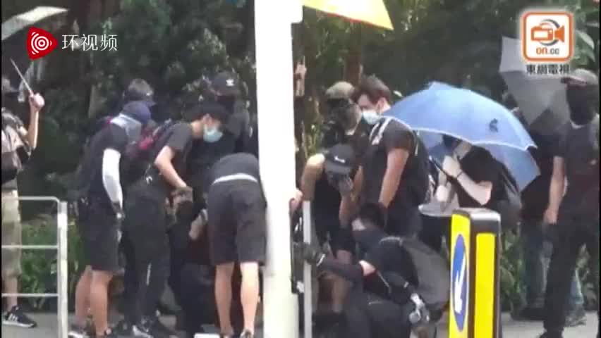 视频-香港激进示威者又闹事：纵火、扔汽油弹、毁坏