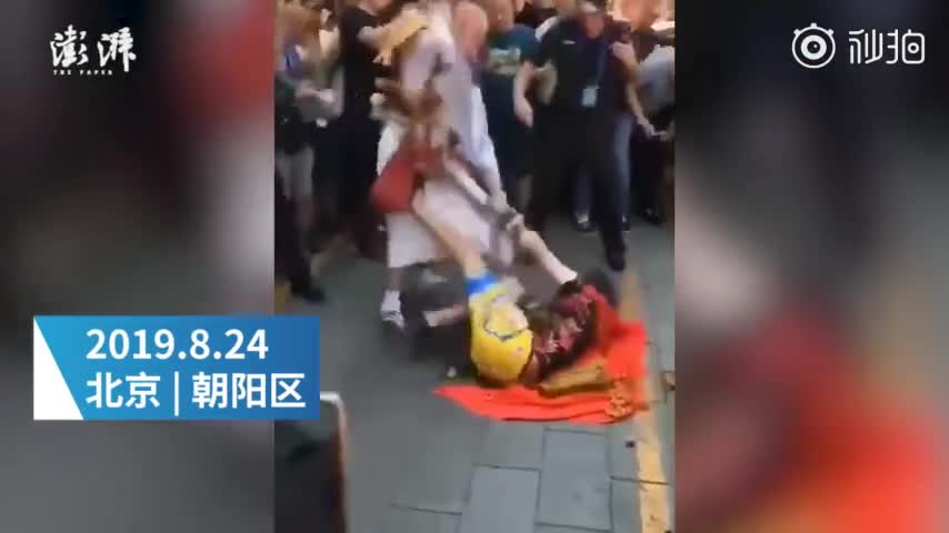 视频：潘家园俩大仙打架满脸血 疑表演时起冲突