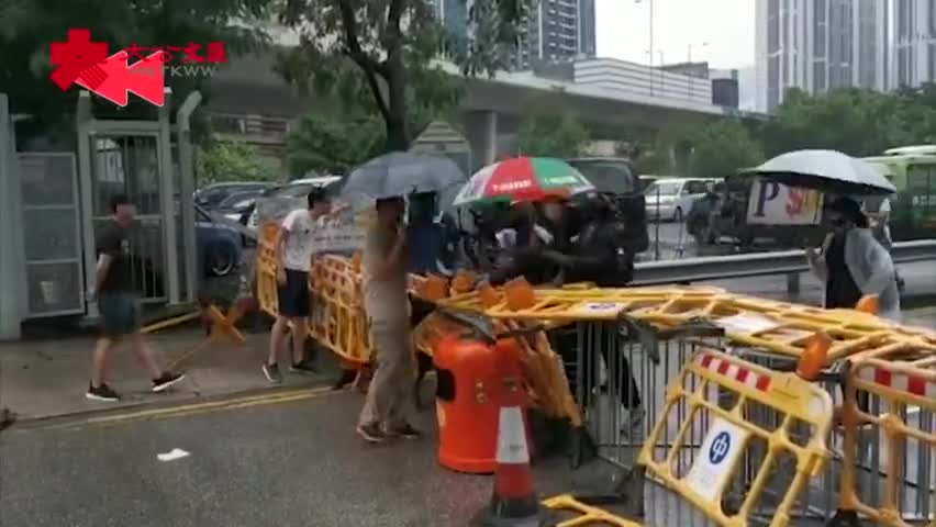 视频：“口罩党”再乱荃湾 黑衣人用伞尖攻击司机头