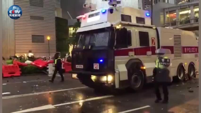 视频：激进示威者投掷汽油弹 香港警方首次出动水炮