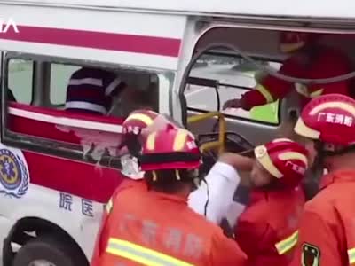 肇庆一救护车被小轿车撞变形，5人被困