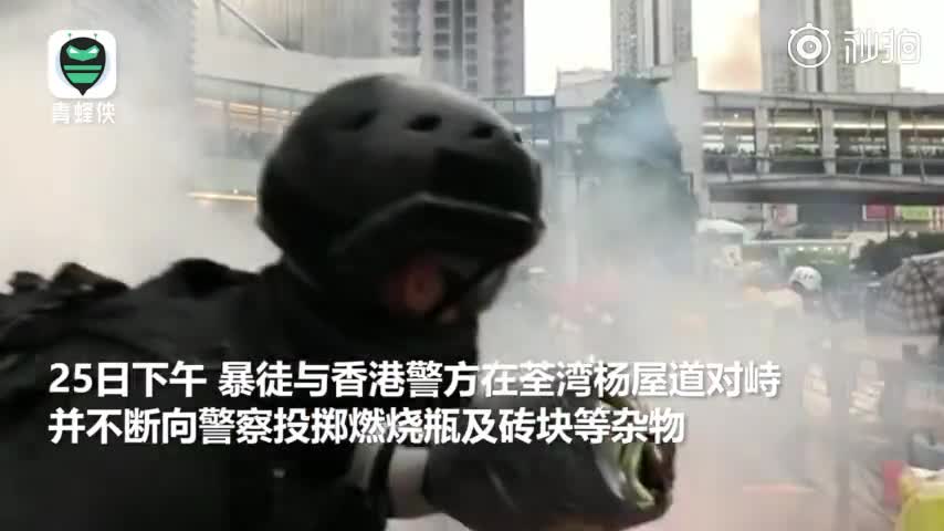 视频-以德报怨！香港警察在暴徒的“砖块雨”中保护