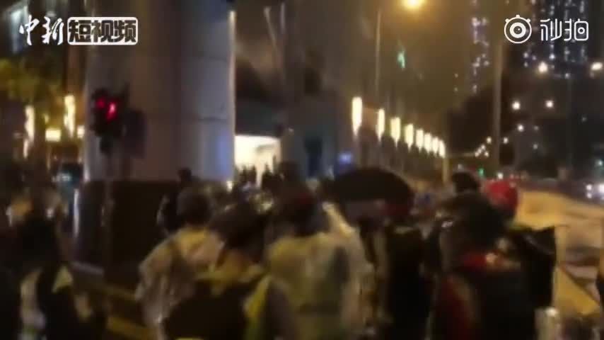 视频：香港暴徒砸警车、毁店铺 和理非谎言被事实打