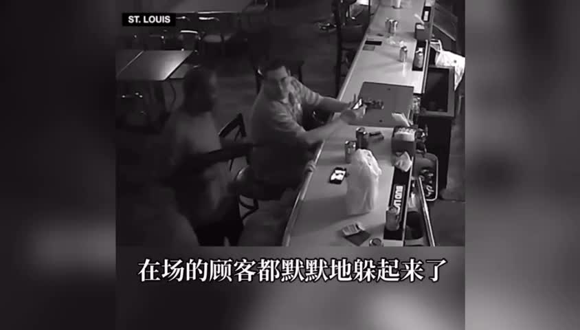 视频：美国男子遭遇持枪抢劫 淡定喝酒刷手机